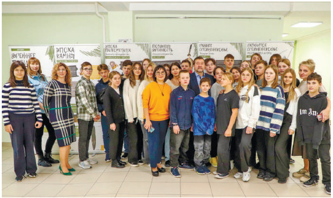 Рис. 2. Презентация выставки в Барнаульской классической школе. Январь 2024 г. 