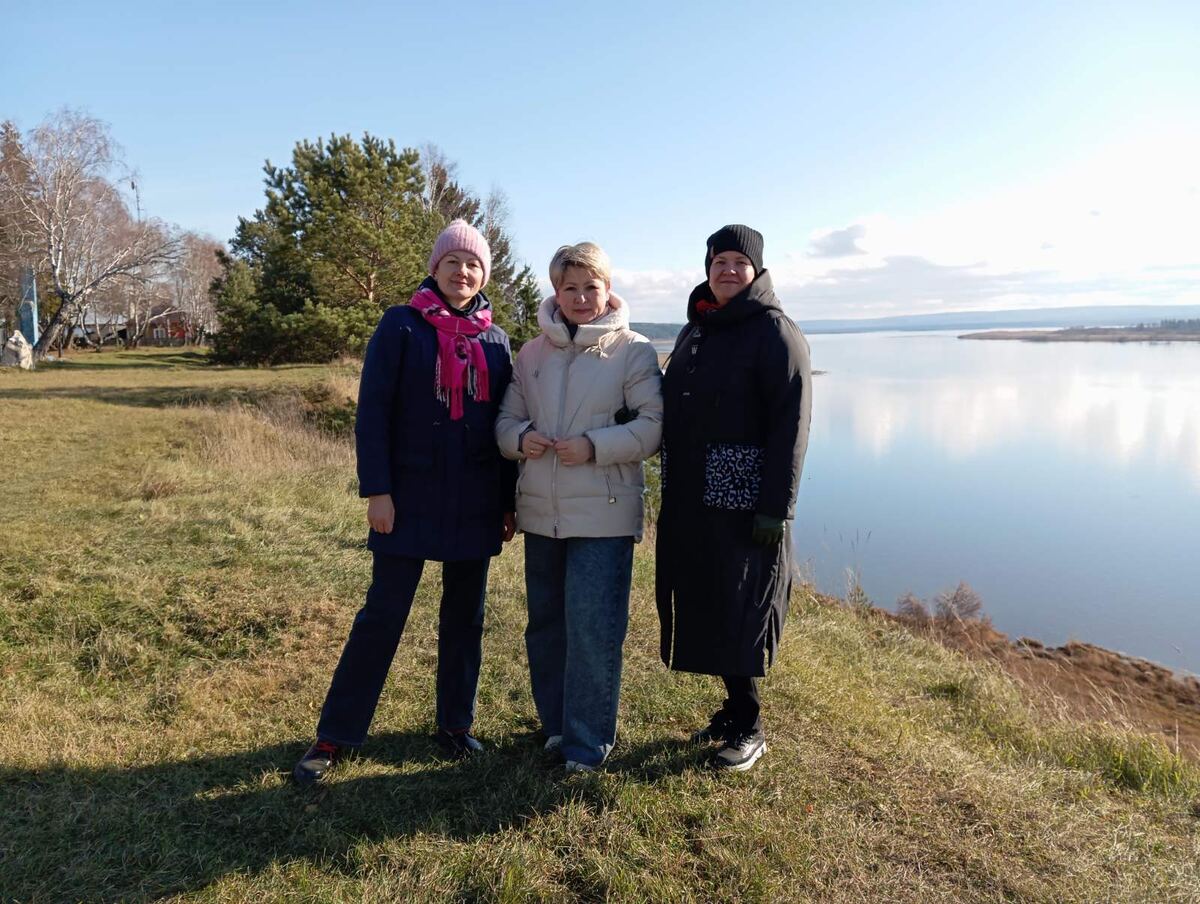 С этого высоченного обрыва на Красной горке мы в детстве наблюдали ледоход. А противоположная сторона - это еще не берег, а средняя полоса реки.