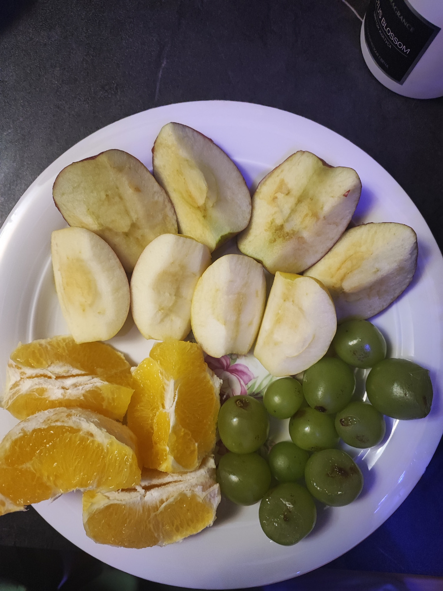 Яблоки 173гр, апельсин 160гр, виноград 93гр. Итого: 191.92кК.