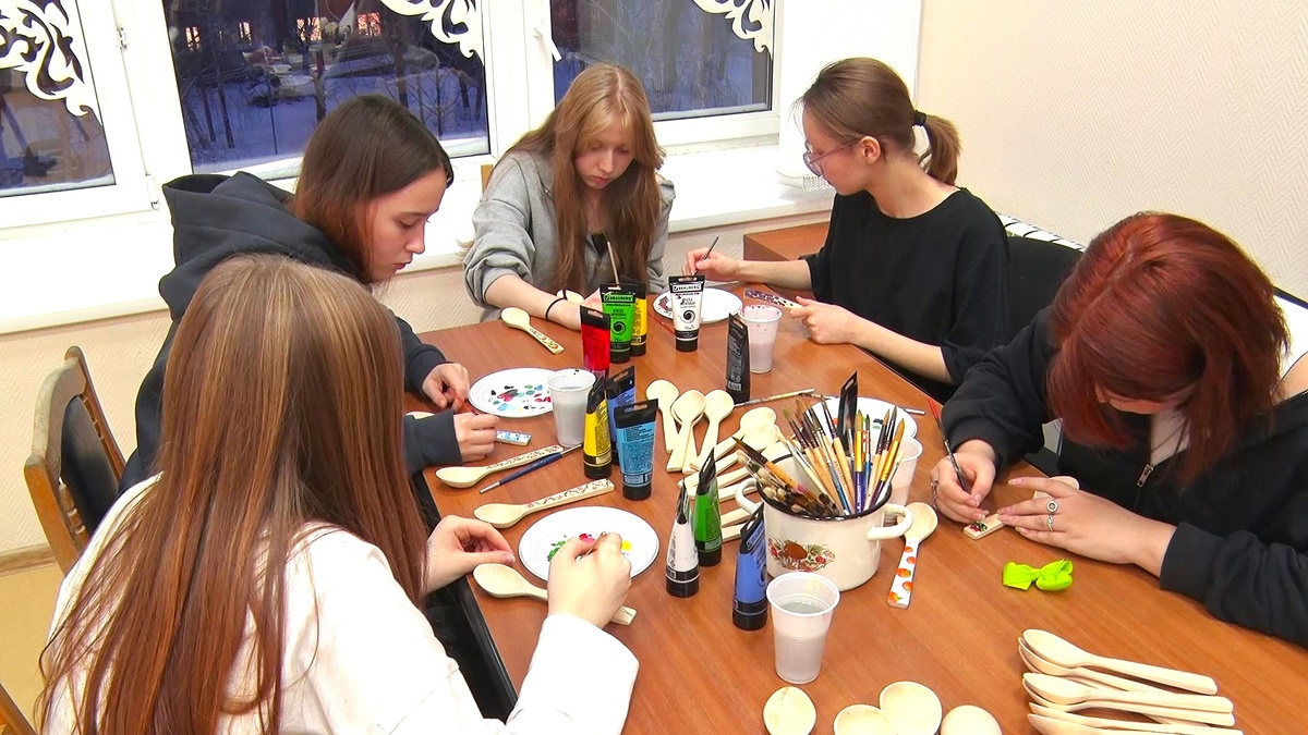    Советчане расписывают деревянные ложки для бойцов СВО