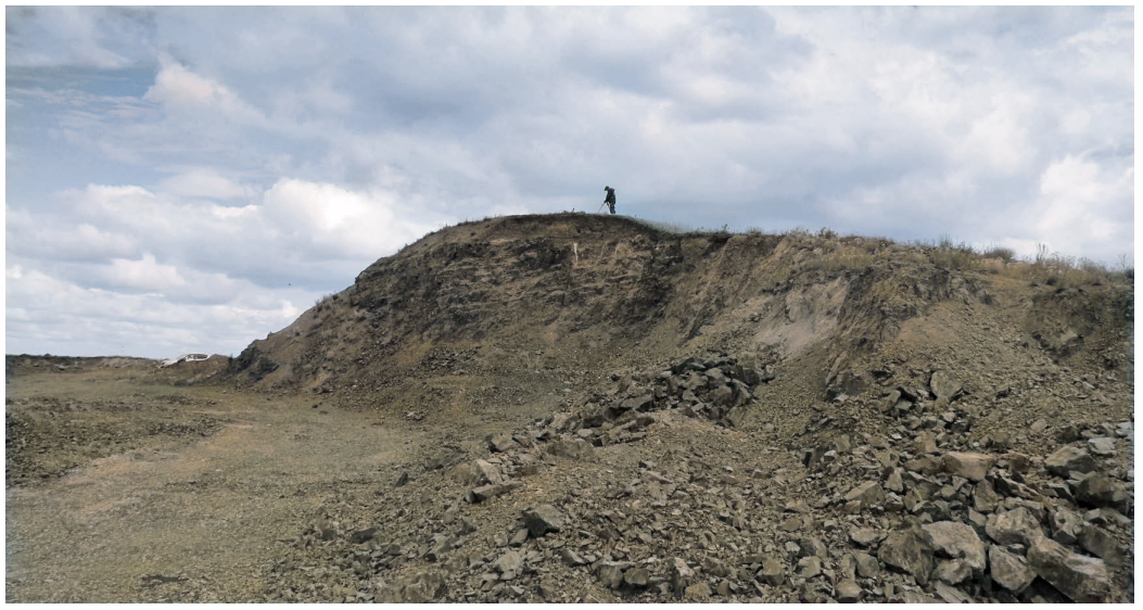 Рис. 1. Объект археологического наследия «Советский Путь 11, одиночный курган». Вид на насыпь и разрабатываемый карьер. Фото А. Н. Телегина.