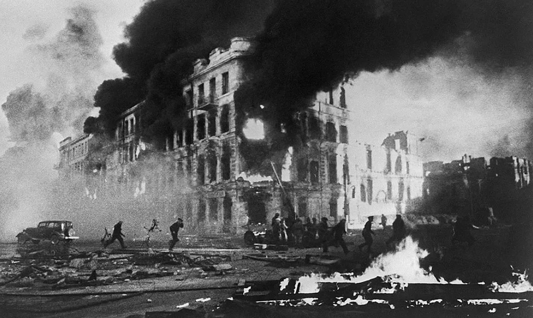 Горящий Сталинград. Источник Яндекс картинки