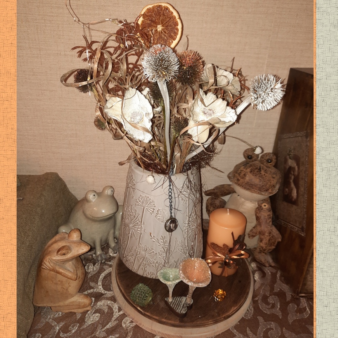 В итоге вокруг все равновсе вышло немножко не так, но букет точно будет таким. Еще оранжевые блестящие веточки из прошлого в нем.