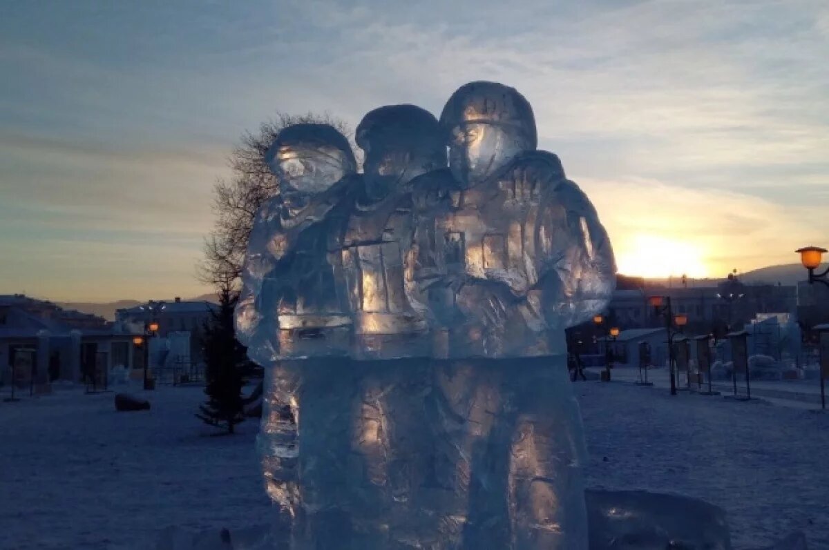    В Ноябрьском ледовом городке построили 19 сказочных скульптур