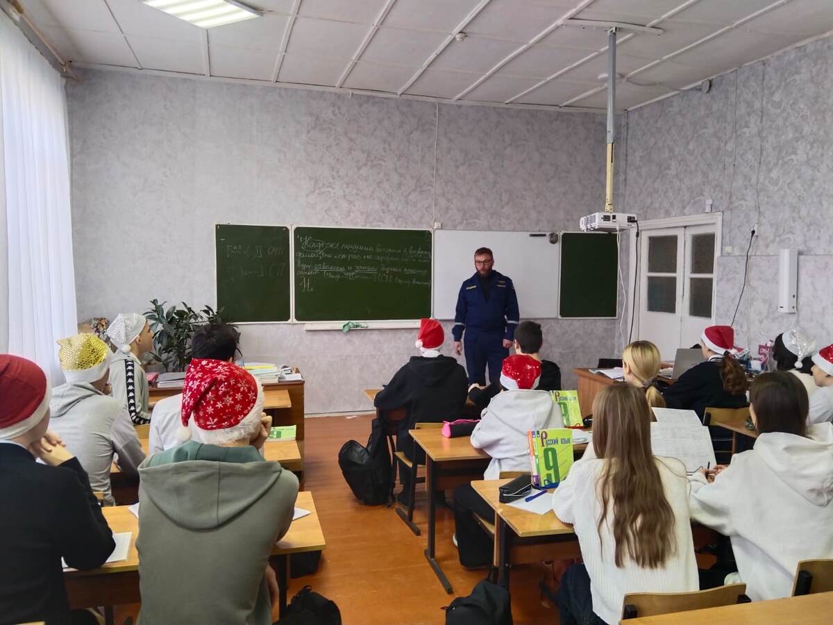 В преддверии зимних каникул огнеборцы ГКУ "Волгоспас" проводят тематические уроки  для школьников