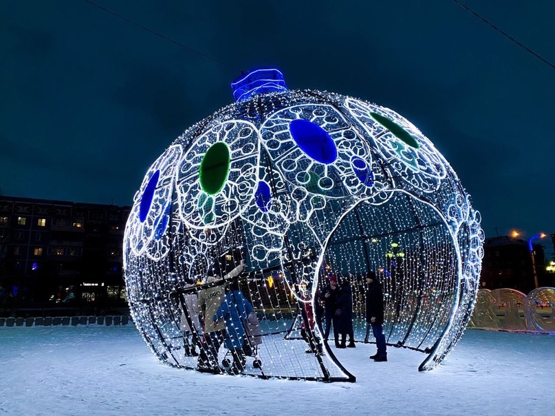 Новогодний шар на площади Народных гуляний