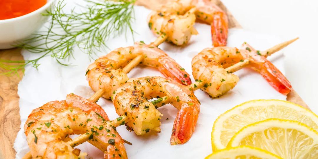 Креветки на шпажках: простая и быстрая закуска для новогоднего стола