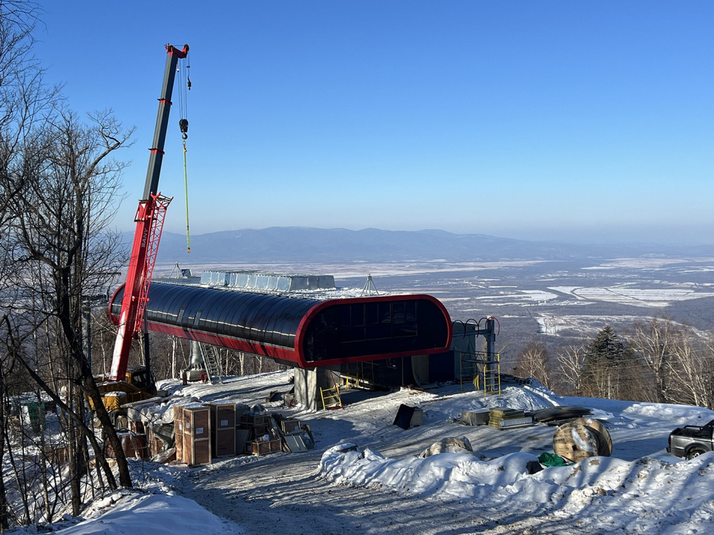 На горнолыжном курорте «Арсеньев» завершается строительство первой скоростной канатно-кресельной дороги / Фото: Приморье «СпортОтельИнвест» — правительство Приморского края