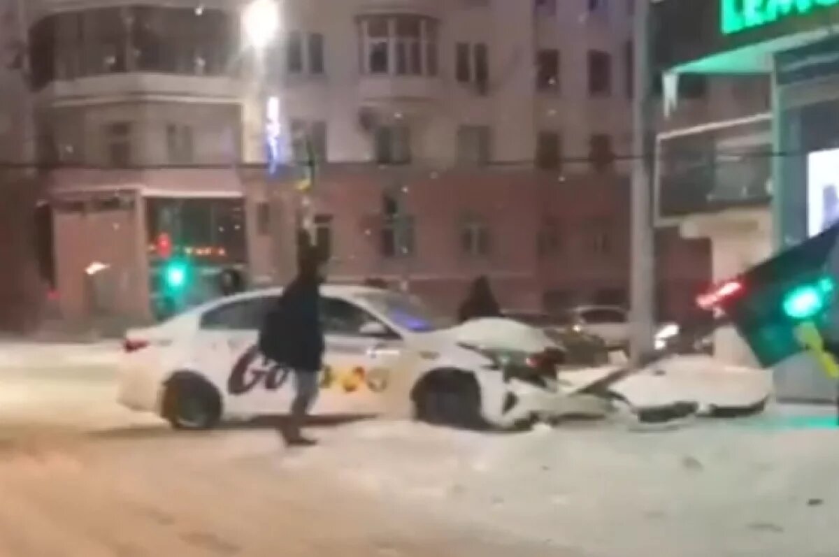    Автомобиль такси снёс светофор после столкновения в Челябинске