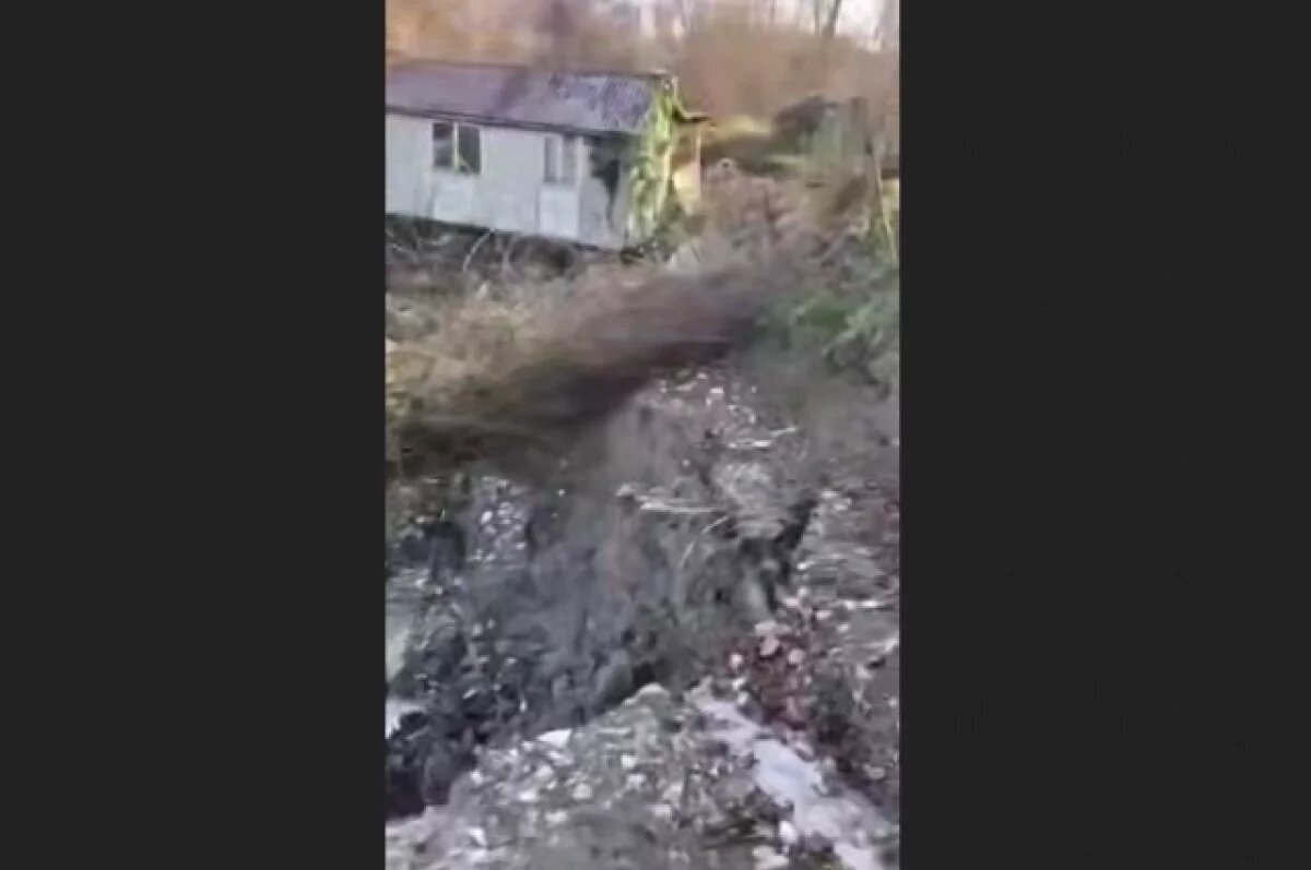    В Сочи сошел крупный оползень, снесший дорогу и жилой дом