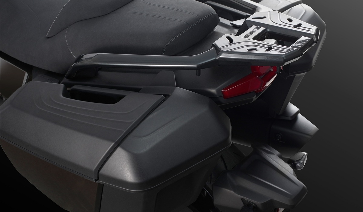 Если в съемных боковых кофрах недостаточно места, за сиденьем (на багажник) можно установить и верхний кофр.