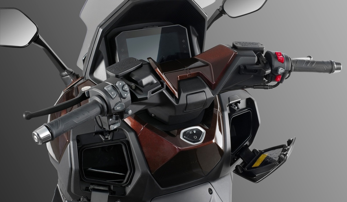 TTLBT имеет несколько отсеков для хранения вещей и большой цветной дисплей со всей необходимой информацией.