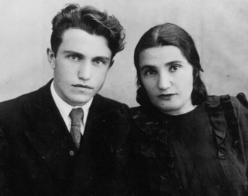    Евгения Гинзбург с сыном Василием Аксеновым. / Фото: wikipedia.org
