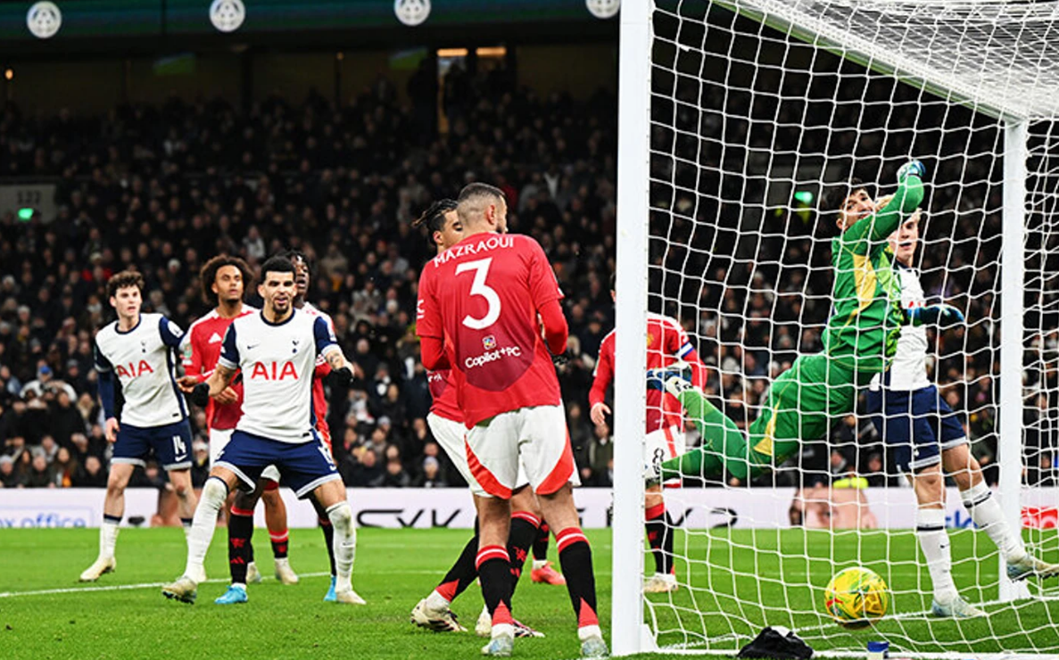 Мяч, пущенный Сон Хын Мином с углового, опустился по перекладину ворот "МЮ". Фото: соцсети