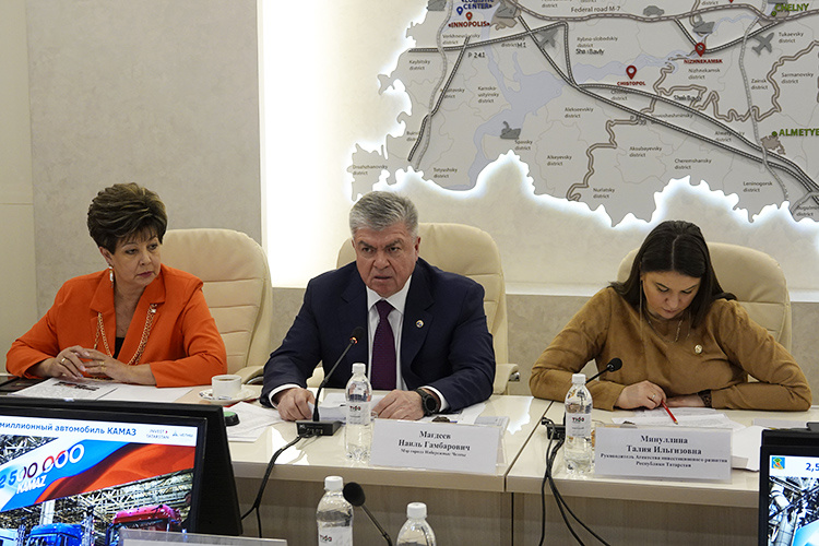    Наиль Магдеев: «Наши китайские партнеры очень осторожны в размещении своего бизнеса. С десяток площадок было предварительно рассмотрено по России».   
Фото предоставлено АИР РТ