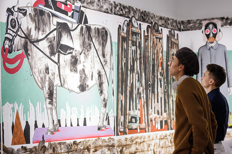    «Если мы сейчас посмотрим на работы Си Ло, которые находятся на выставке в «БИЗONе», то найдем, что в каких-то моментах он использует технику ассамбляжа: что-то клеит, делает дневниковые заметки поверх живописной поверхности».   
Фото: «БИЗНЕС Online»