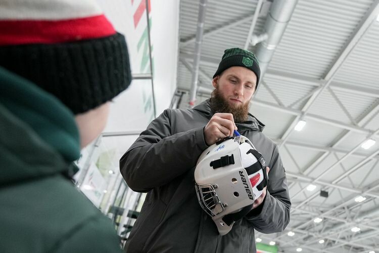    Защитник «Ак Барса» Альберт Яруллин встретился с воспитанниками Академии хоккея.   
Фото: ak-bars.ru