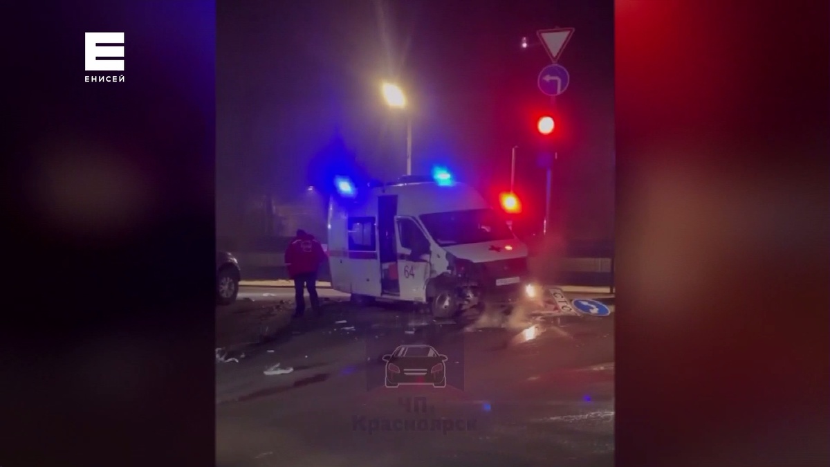     Машина скорой помощи попала в серьезное ДТП в Красноярске