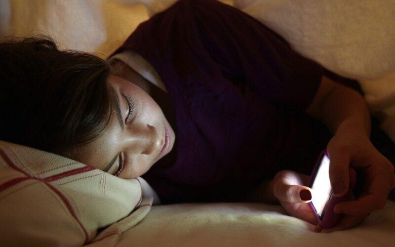 Использование смартфона перед сном. Фото: Социальные сети. Фотография взята из открытых источников.  📷
