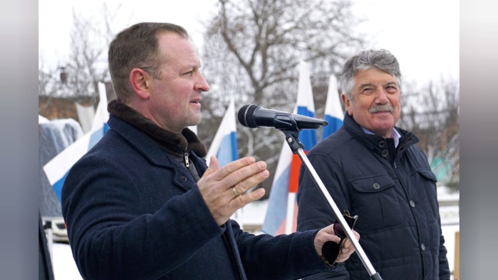    Мэр города Николай Панин и председатель райсовета Александр Устименко на открытии новой площадки. Фото Архипа Ларченко. Олег Размоскин