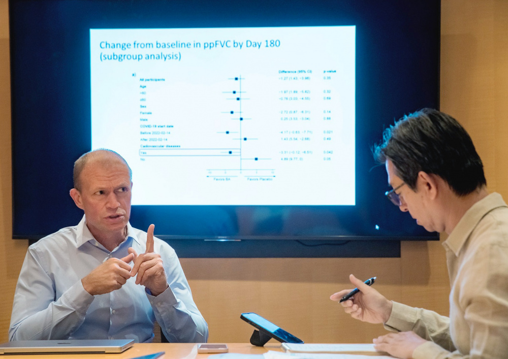 Главный внештатный пульмонолог Минздрава РФ Сергей Авдеев (слева) Фото: «Петровакс»