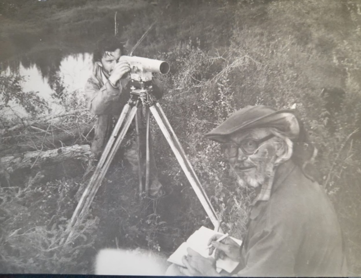 Валентин Мухнуров записывает отсчёты на нивелировании 1 класса у Володи Фоменко.