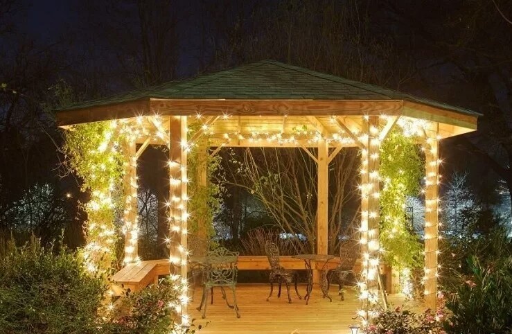 Беседка с гирляндой.