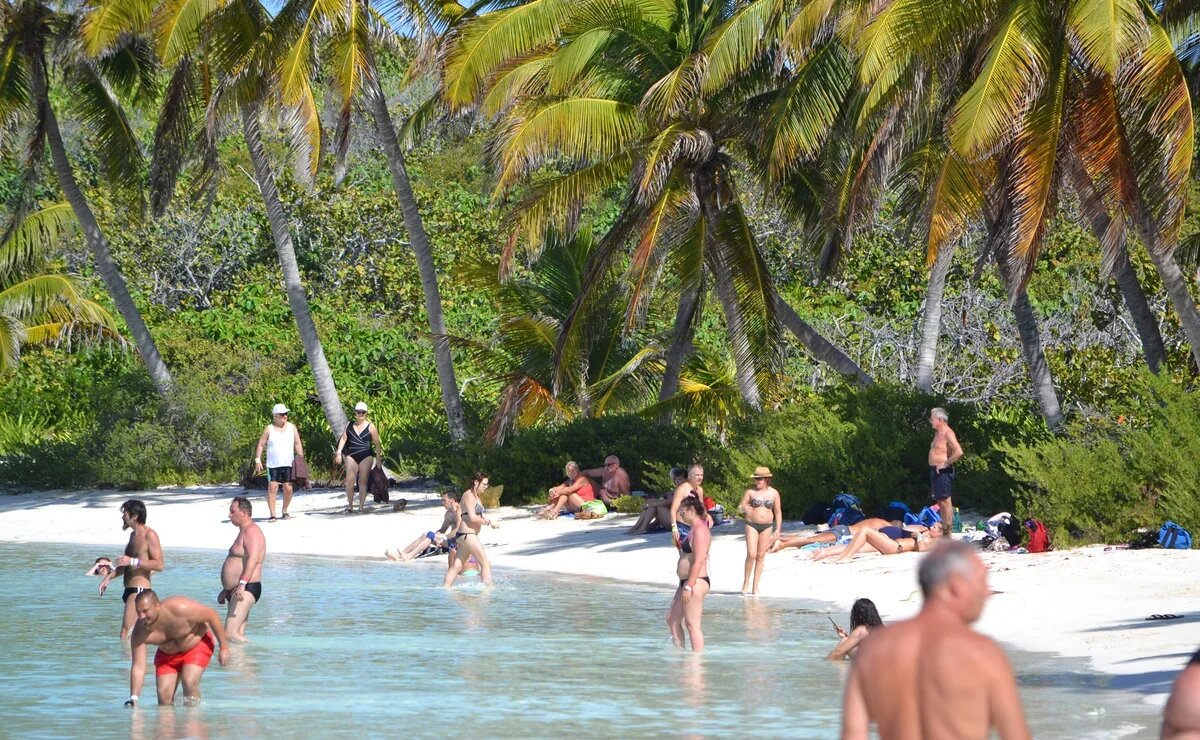    В каком месяце отдых в популярных странах дешевле: исследование АТОР