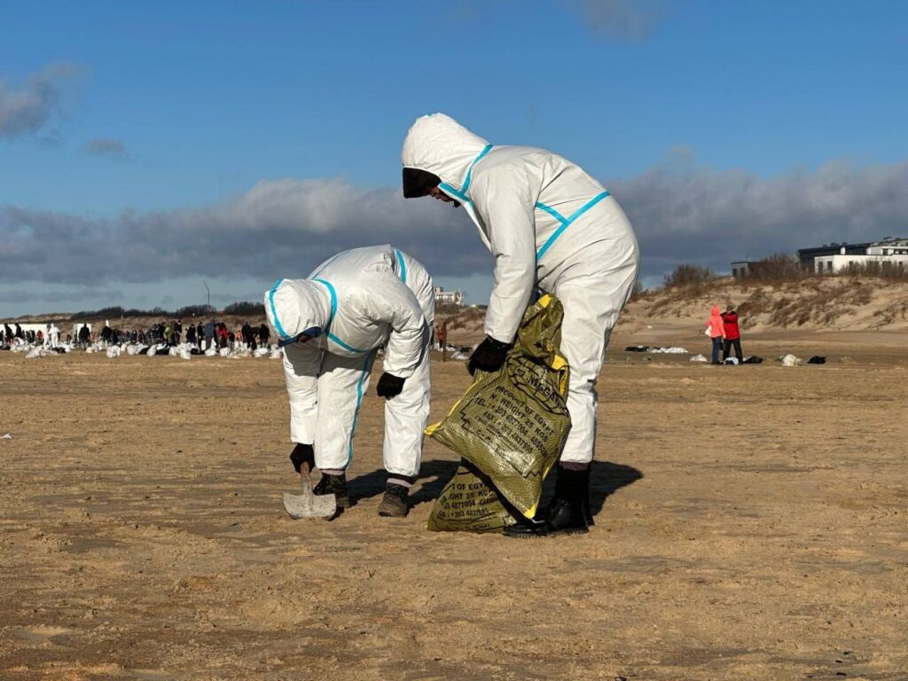    Работа на одном из пляжей Анапы: борьба с последствиями разлива мазута в Керченском проливе. Фото из открытых источников