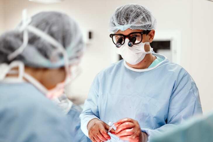 © Кардиохирург Максим Ляшенко в ходе операции.📷
