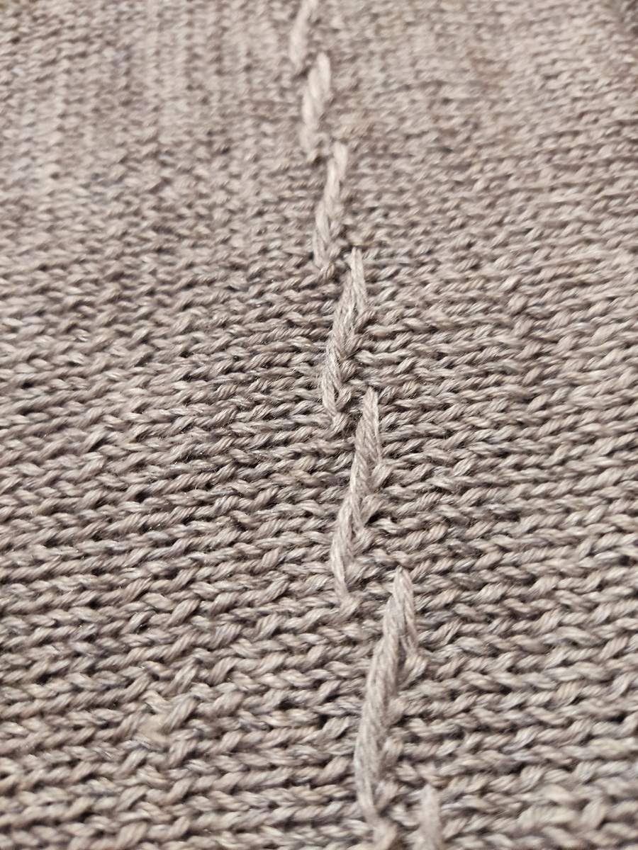 На вышивку похоже правда? Но это связано на спицах. 