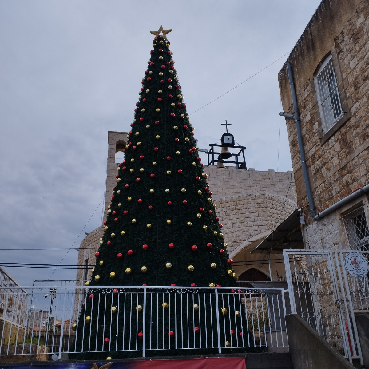 Ёлка около протемтантской церкви в Хайфе