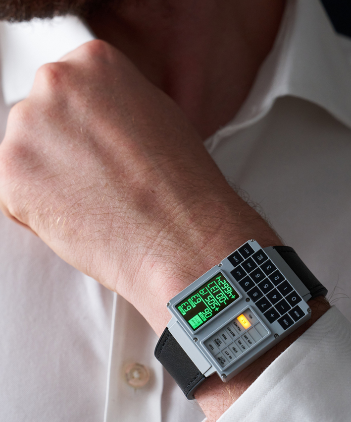    Часы DSKY Moonwatch в форме компьютера «Аполлона-11» оценили в $812
