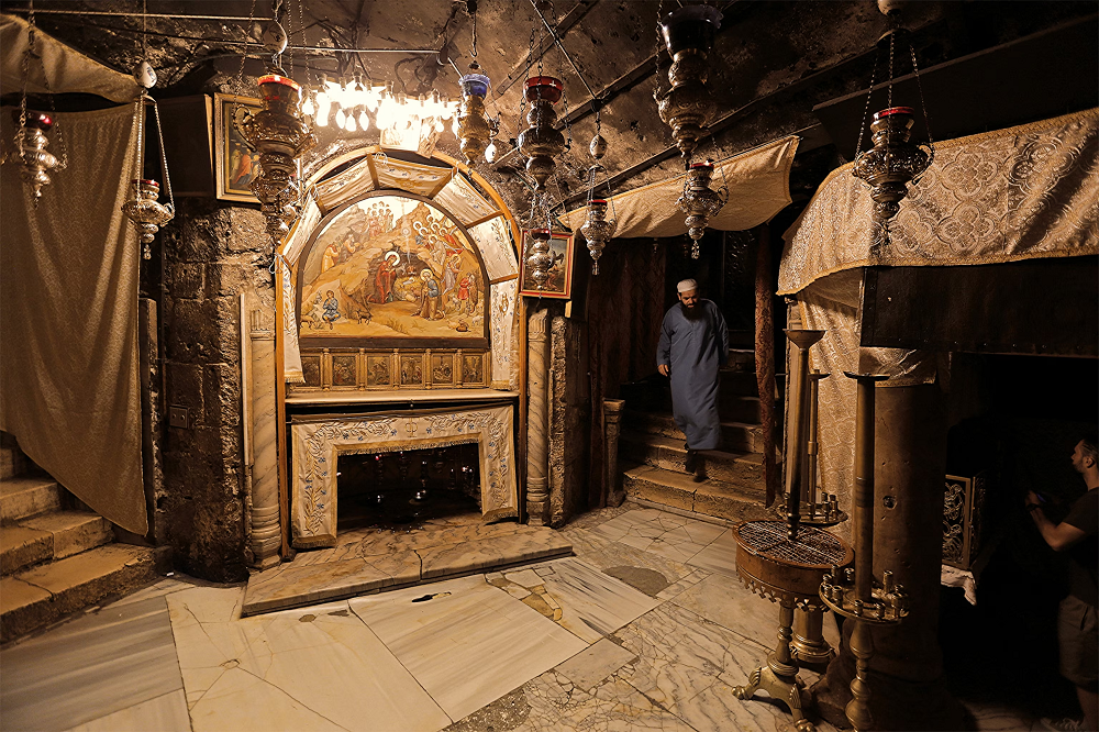 Рождественская история с её пастухами и волхвами внушает удивление. Хотя многие части истории о рождении Иисуса не поддаются исторической проверке, некоторые фрагменты можно связать с событиями, происходившими в мире в то время. Одна из них - церковь Рождества Христова в Вифлееме, которая, как считается, находится на месте, где Мария родила Иисуса. По преданию, серебряная звезда в нише указывает на точное место. ZUMA PRESS/ALAMY/ACI