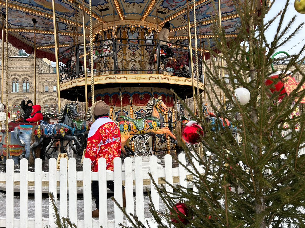 Фото автора. Очень большая бесплатная карусель на красной площади. Сейчас уже на многих новогодних площадках стоят такие карусели, и даже в парках рядом с домом, просто чуть поменьше. А раньше на эту карусель была огромная очередь.