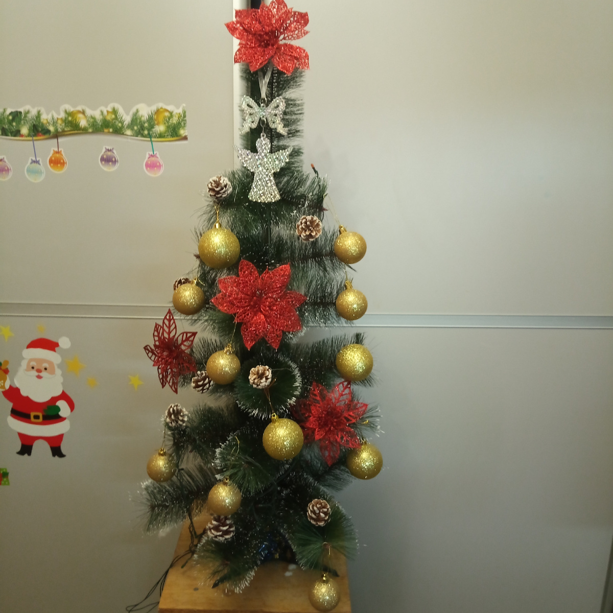 Вот такую ёлочку я нарядила. Нашла таки время)) 