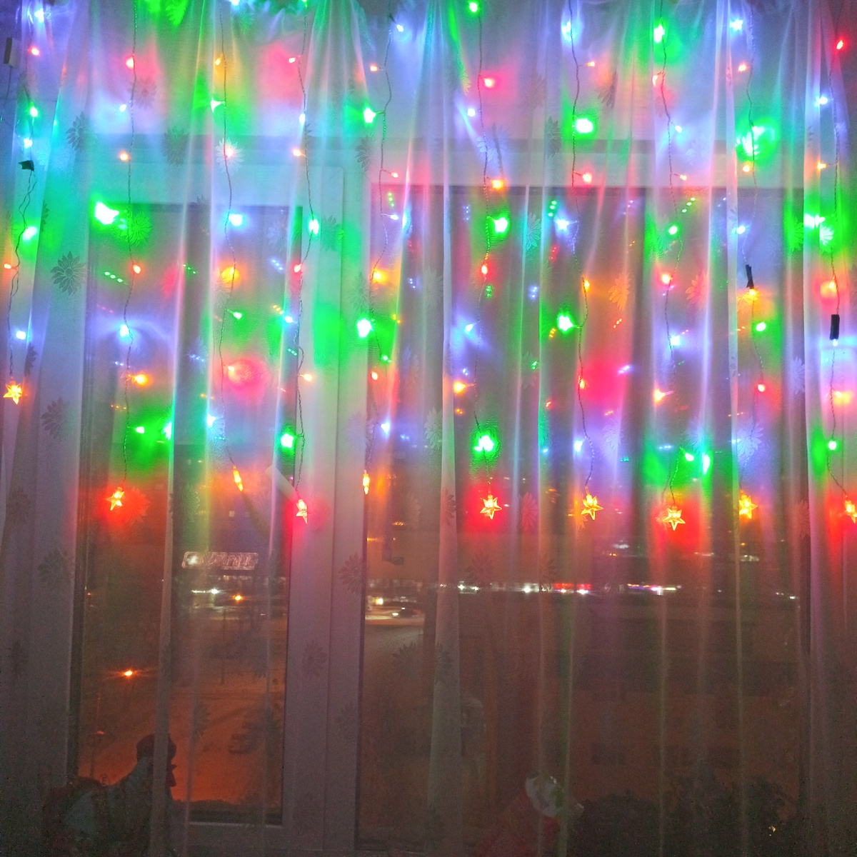 А это работа мужа. Он любит иллюминацию, вот и развесил на кухонном окне гирлянду. 