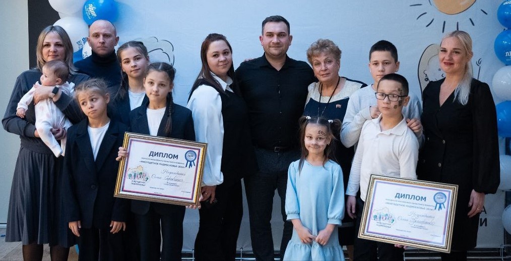 Семьи участники конкурса с сооргонизатором Еленой Канчели