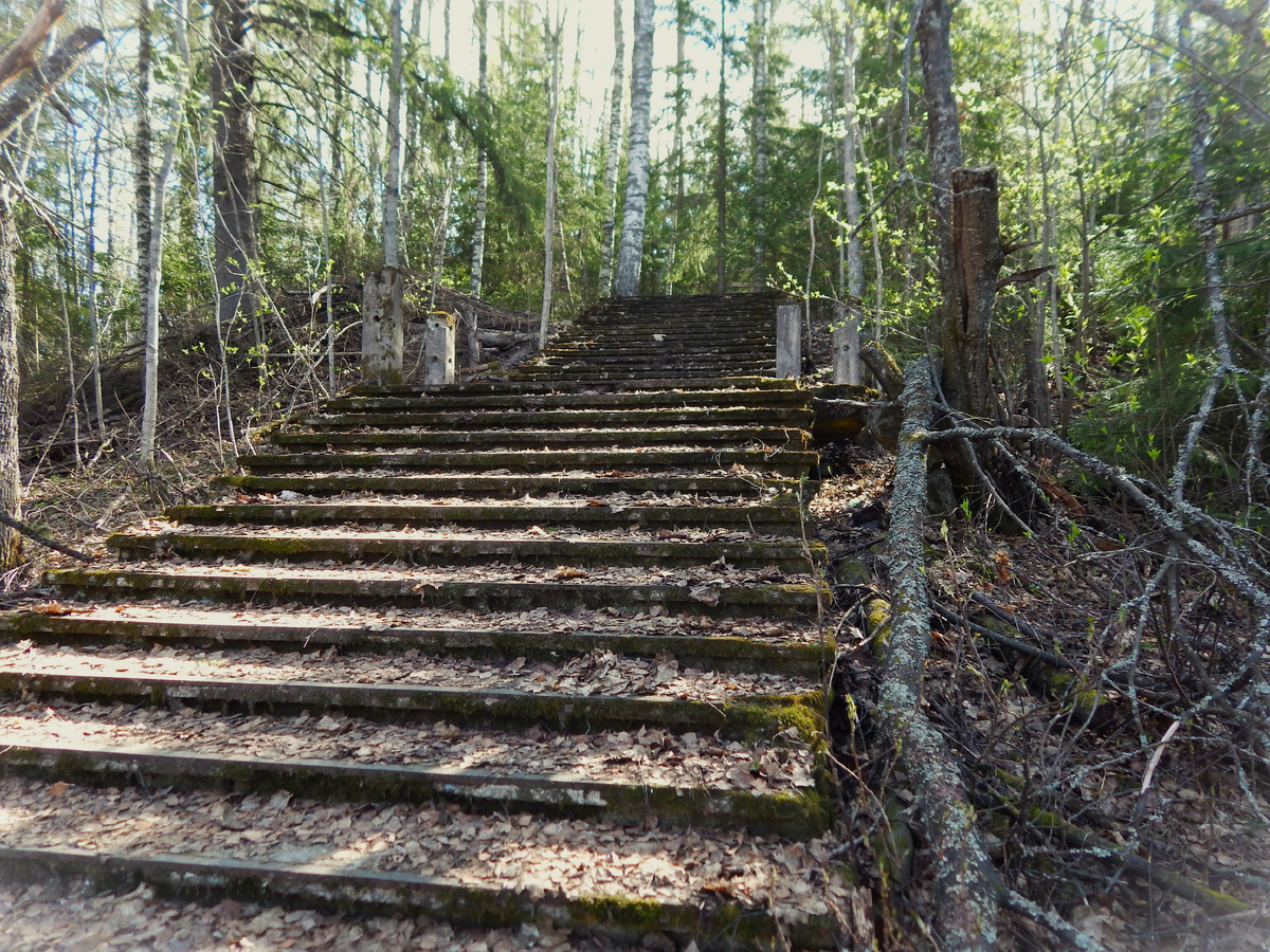 Лестница к церкви.