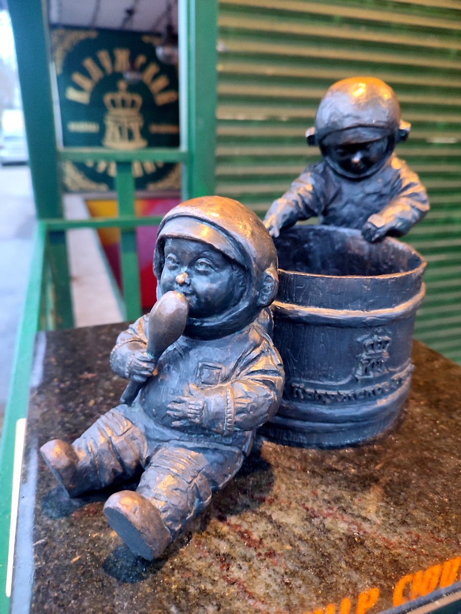 Тестоеды-толстопузики.

Улица Пушкина 10/75, у входа в пряничное заведение Перепёлкина «Калужское тесто»