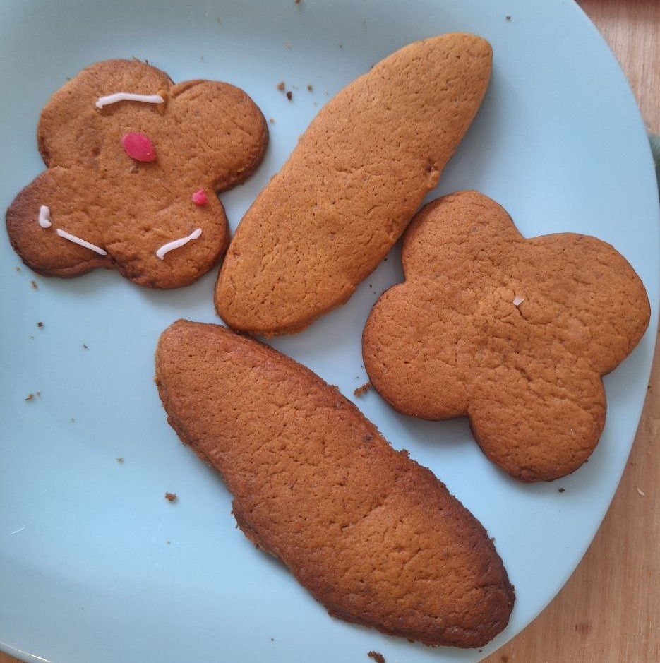 Это весь декор, что получилось выдавить с сахарных карандашей(