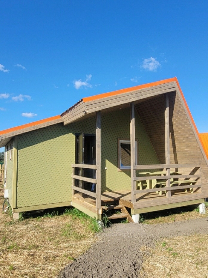 К каждому домику ведёт дорожка. У домика есть небольшая веранда со столом и скамейками, что очень актуально в теплое время года. 