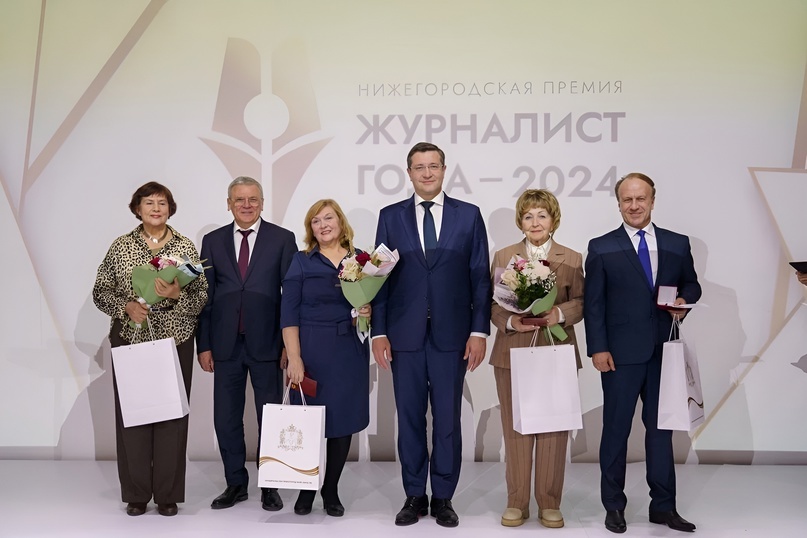 Заслуженные журналисты Нижегородской области и руководители области, вторая справа - обозреватель «РБ» Л.Г. Чистякова.