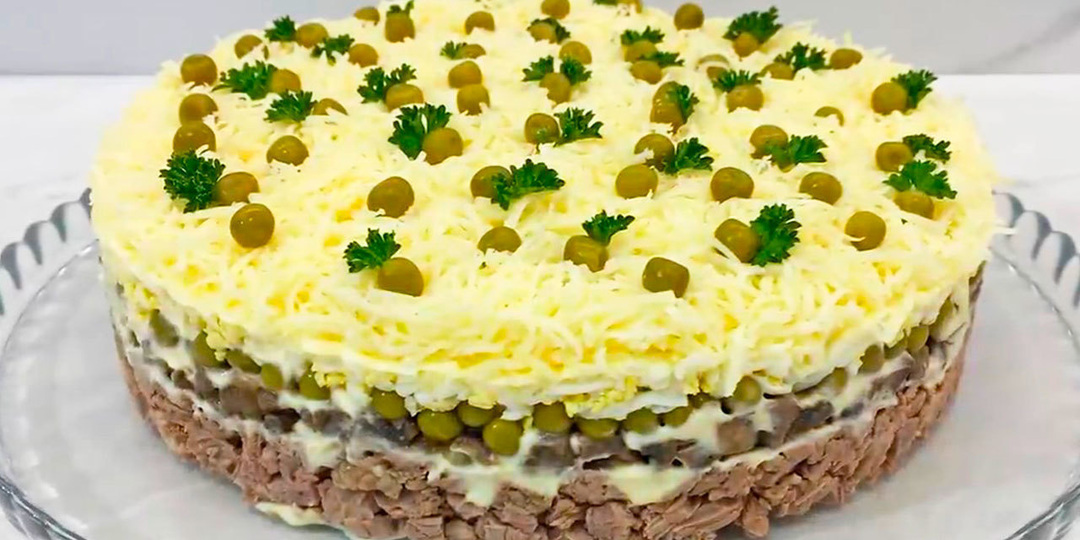 10 потрясающих слоеных салатов к вашему праздничному столу