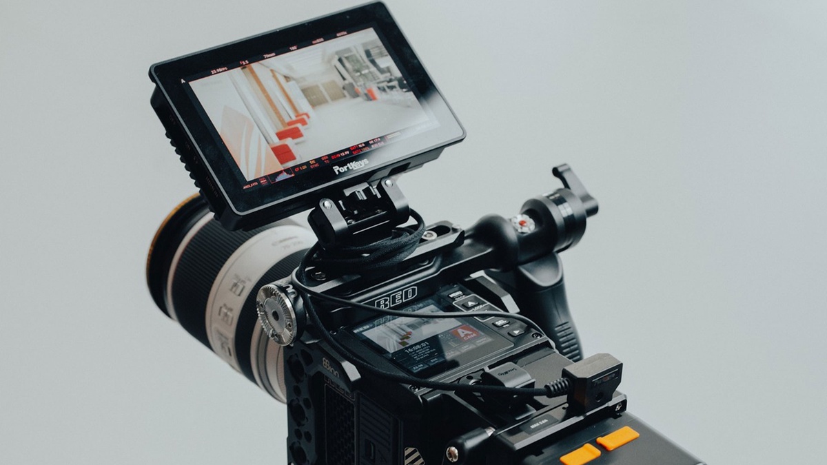    Накамерный монитор PortKeys, установленный на камеру / Фото: portkeys.com