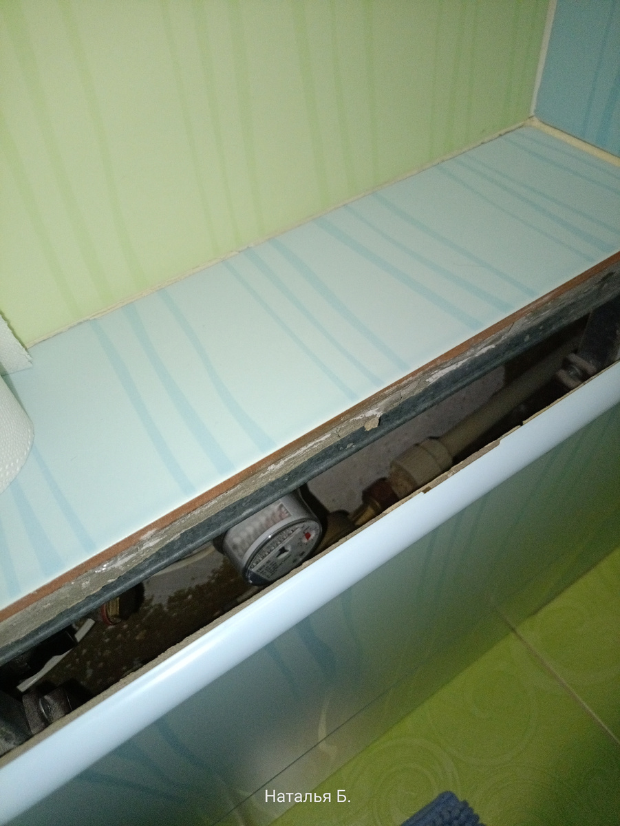 Хотели сначала сделать доступ к счетчикам цивильно, с лючком. Но места банально не хватило на открывание. Так что просто оставили две подвижные плитки. 