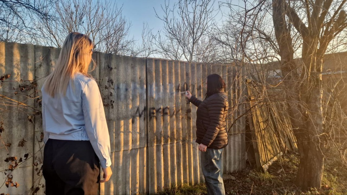 Акция «Кубань без наркотрафарета». В поселениях района волонтёры устраняют надписи с пропагандой наркомании