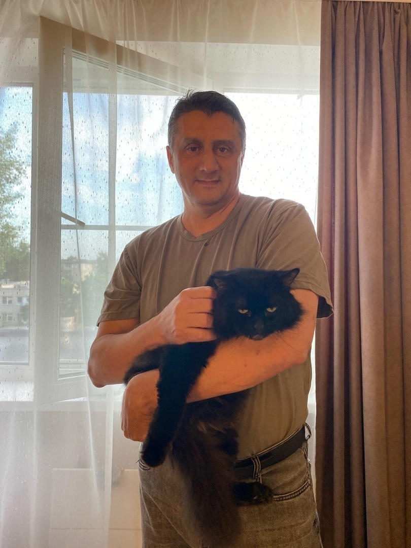 Еще в начале лета он был таким. Онкология съела его за полгода. Сейчас не встает. Не есть и не пьет. Обнял мою обувь и спит. Спит.....смиренно...спит...умирает без ропота. 