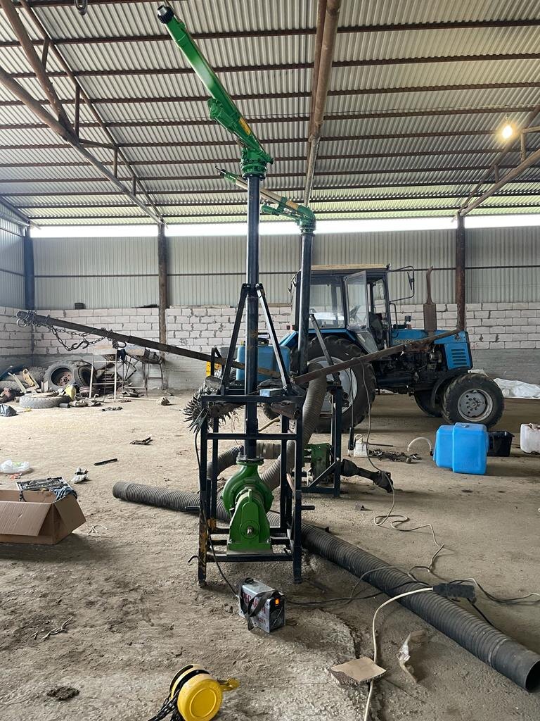 Навеные дождевальные установки у фермера в ангаре