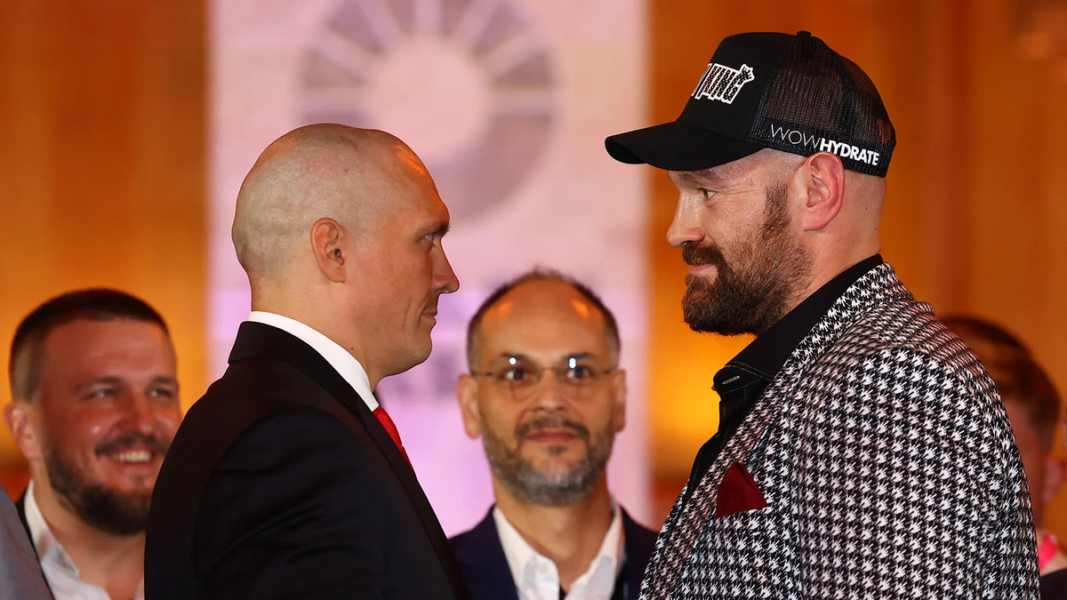 Александр Усик и Тайсон Фьюри во время пресс-конференции 23 октября 2024 года (Фото Matthew Childs / Reuters)